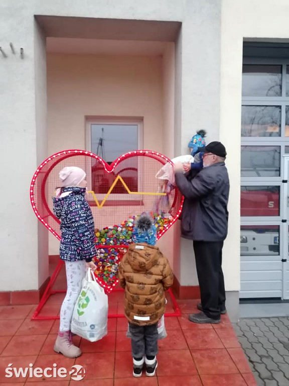 Strażacy z Warlubia postarali się o kosz na nakrętki