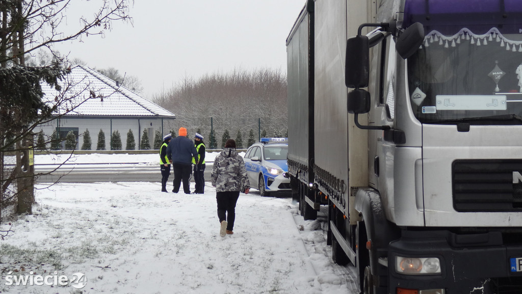 Świecie: ciężarówka wjechała w tył golfa