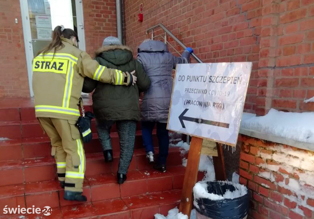 Strażacy pomagają dotrzeć na szczepienia