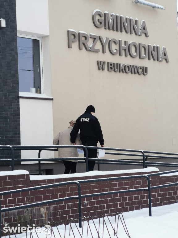 Strażacy pomagają dotrzeć na szczepienia