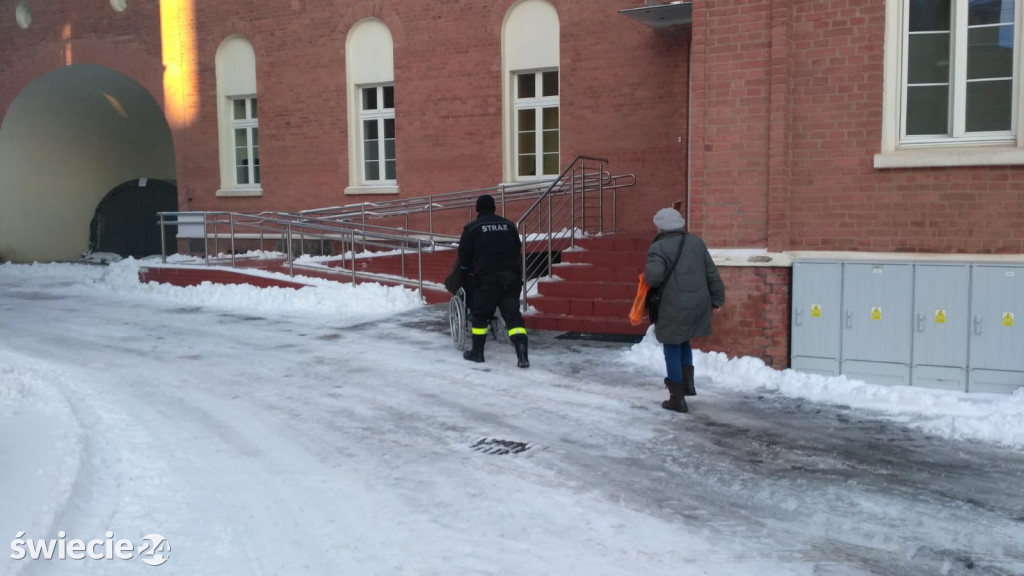 Strażacy pomagają dotrzeć na szczepienia