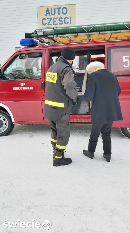Strażacy pomagają dotrzeć na szczepienia