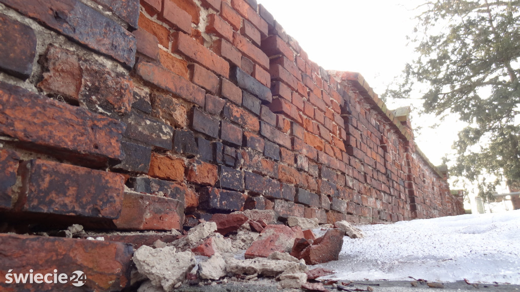 Uratują stary mur cmentarny przed zniszczeniem