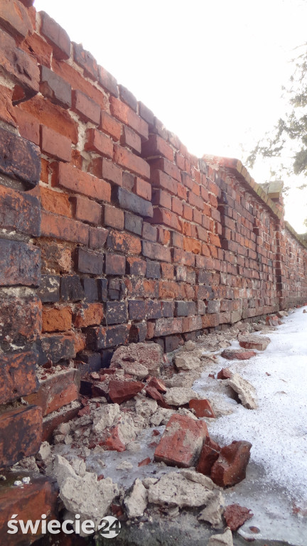 Uratują stary mur cmentarny przed zniszczeniem