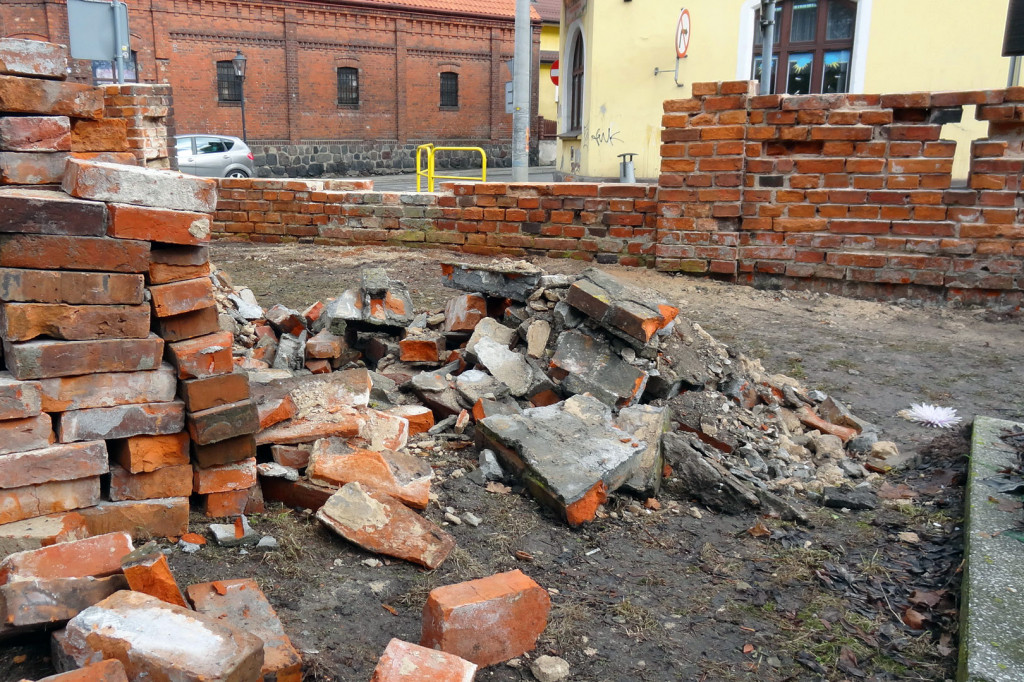 Miasto szuka starych cegieł do naprawy muru
