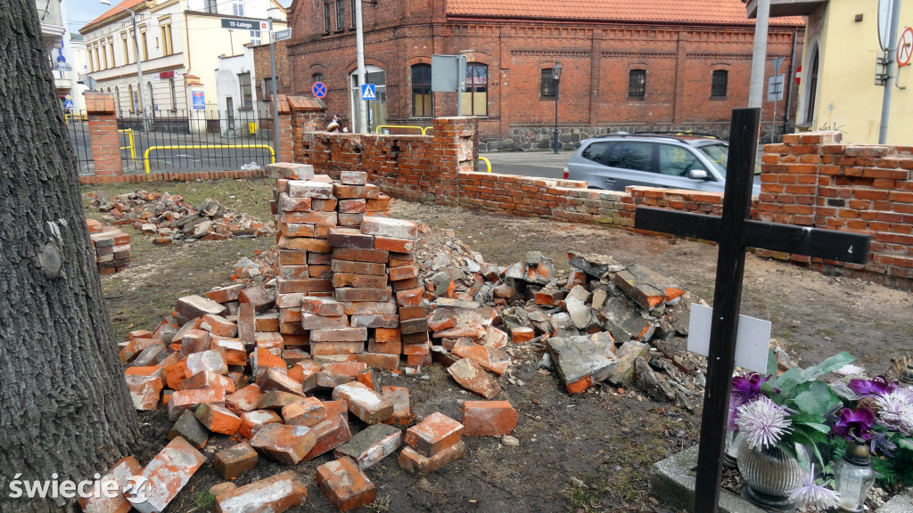 Miasto szuka starych cegieł do naprawy muru