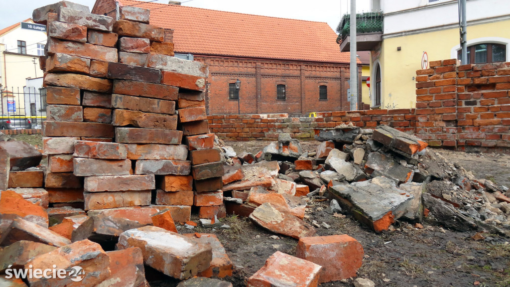 Miasto szuka starych cegieł do naprawy muru