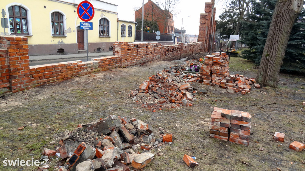 Miasto szuka starych cegieł do naprawy muru