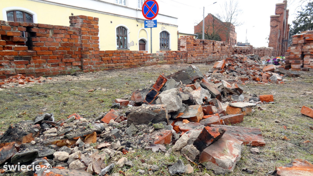 Miasto szuka starych cegieł do naprawy muru