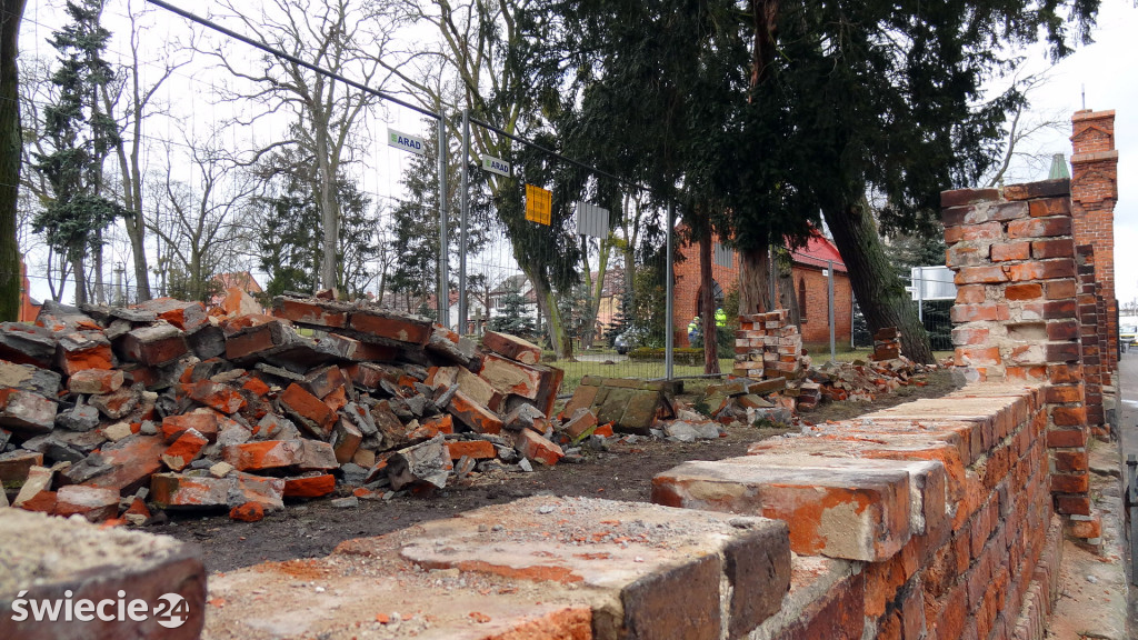 Miasto szuka starych cegieł do naprawy muru