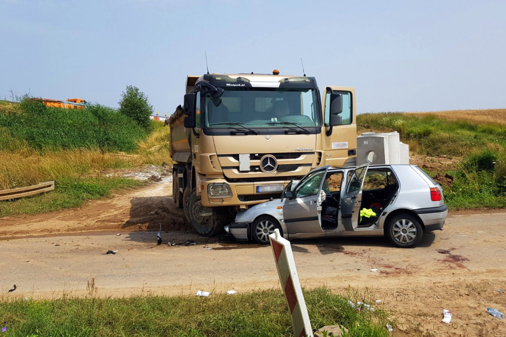 Golf uderzył w wywrotkę. Rannego zabrał śmigłowiec