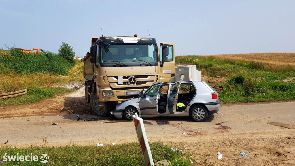 Golf uderzył w wywrotkę. Rannego zabrał śmigłowiec