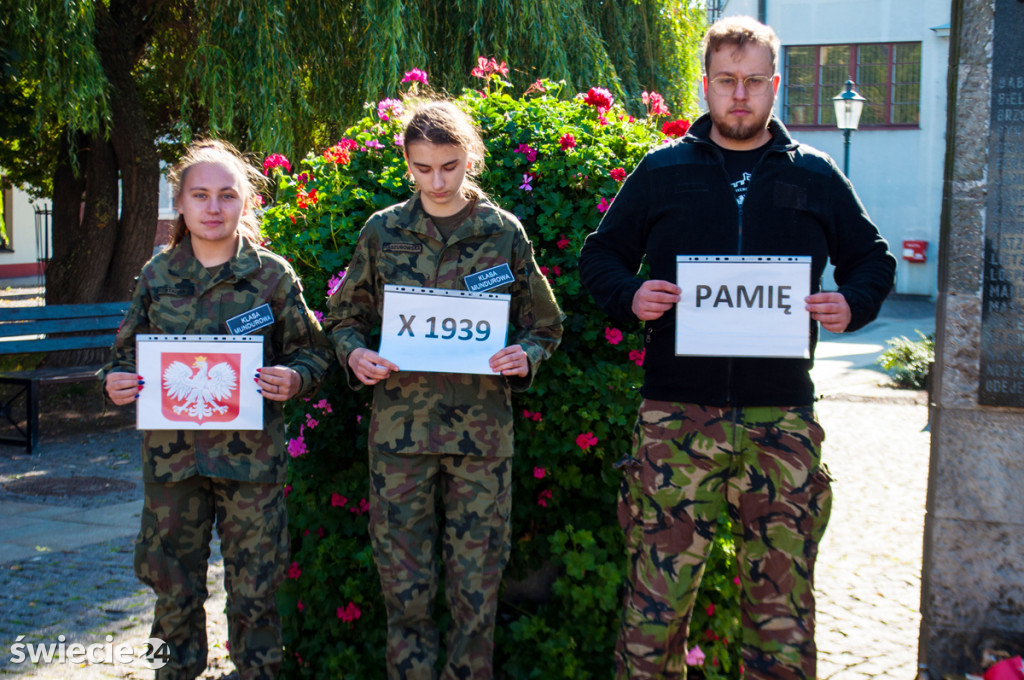 Uczniowie uczcili pamięć pomordowanych świecian