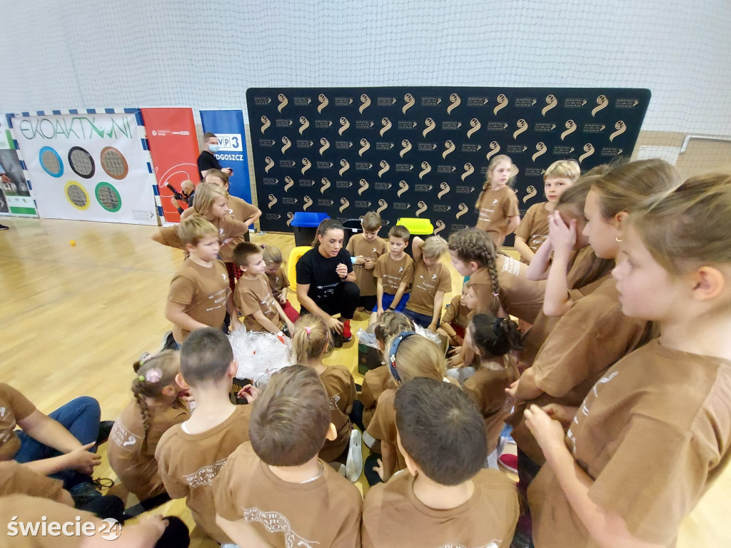 Uczniowie trenowali z mistrzyniami sportu