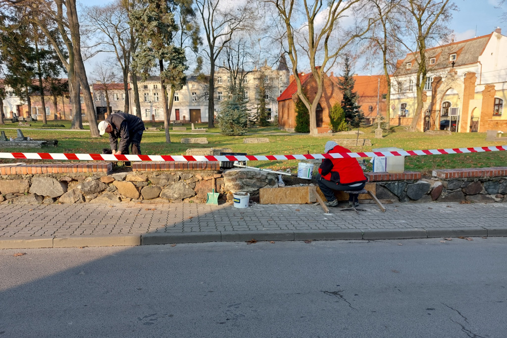 Naprawa ogrodzenia starego cmentarza w Świeciu