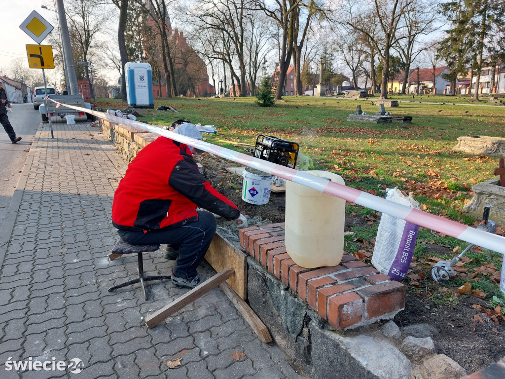 Naprawa ogrodzenia starego cmentarza w Świeciu