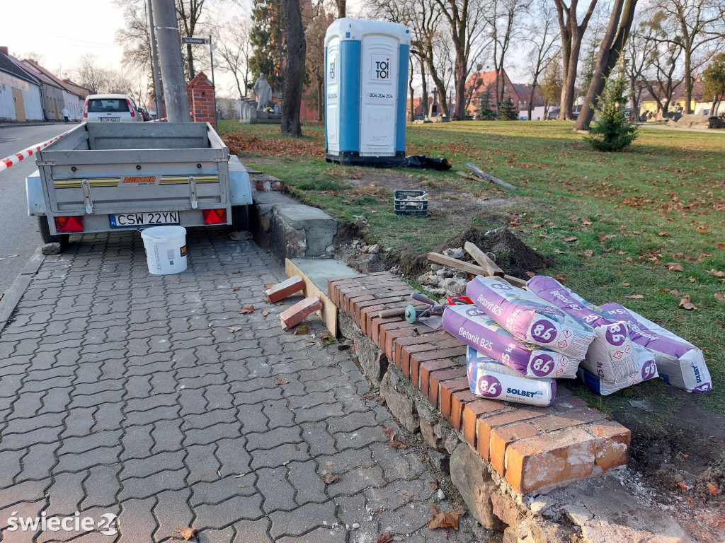 Naprawa ogrodzenia starego cmentarza w Świeciu