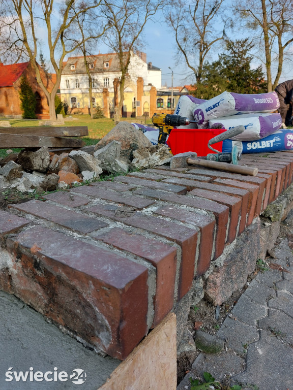 Naprawa ogrodzenia starego cmentarza w Świeciu