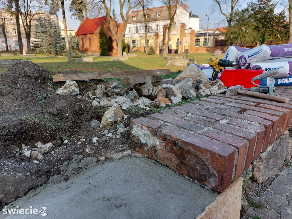 Naprawa ogrodzenia starego cmentarza w Świeciu
