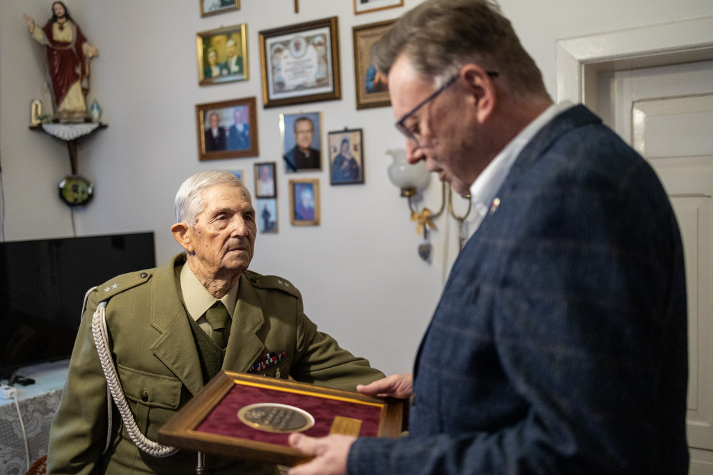 100-latek z Nowego Konrad Kuziemski odznaczony