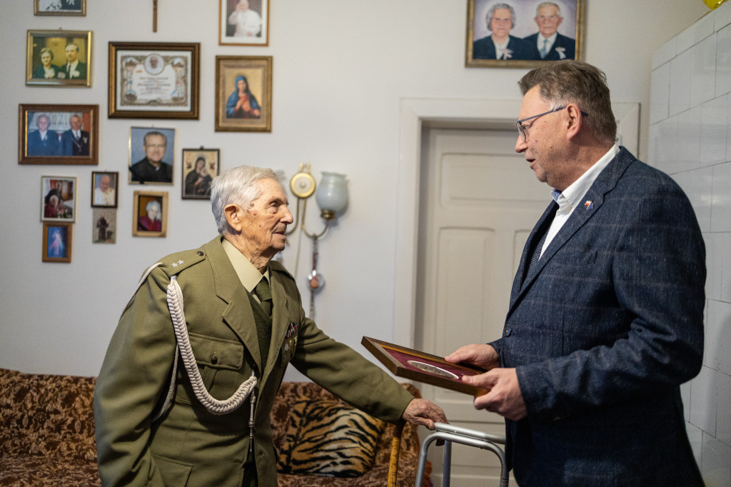 100-latek z Nowego Konrad Kuziemski odznaczony