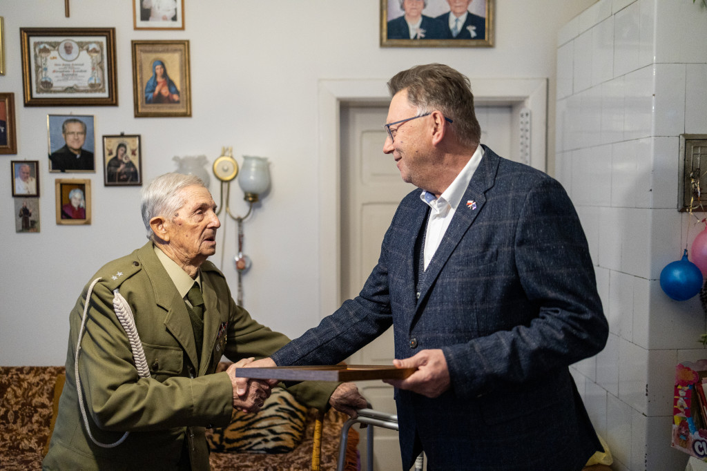 100-latek z Nowego Konrad Kuziemski odznaczony