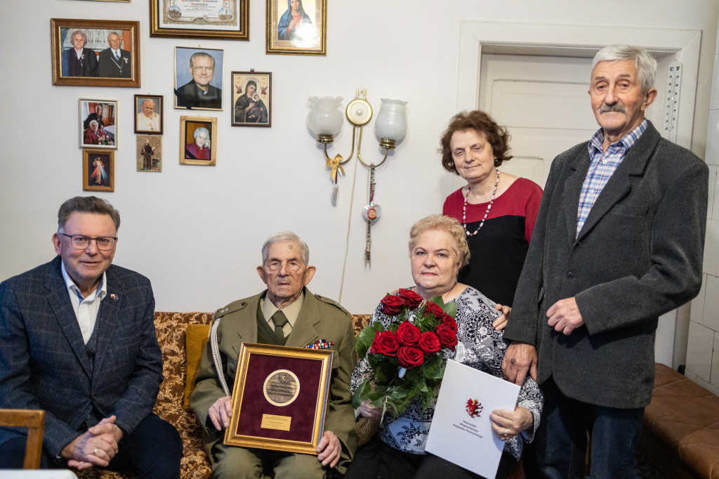 100-latek z Nowego Konrad Kuziemski odznaczony