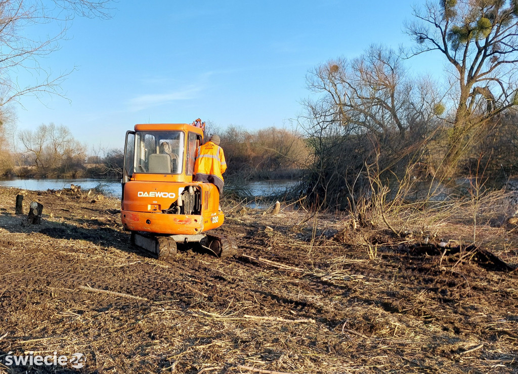 Prace nad rzeką w pobliżu zamku
