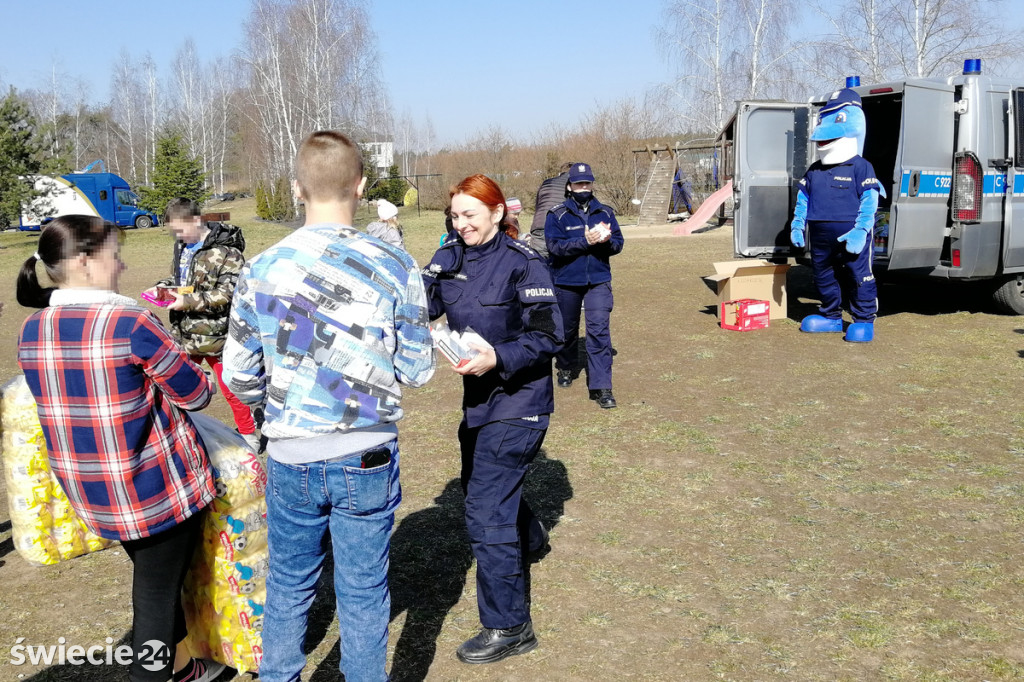 Świeccy policjanci przekazali dary dla uchodźców