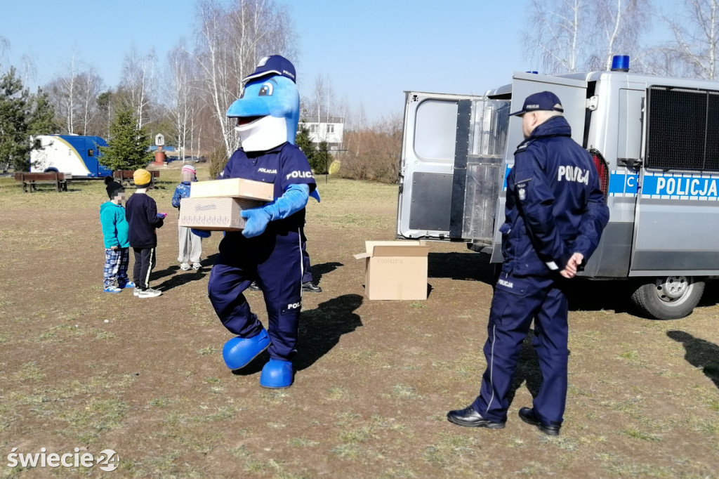 Świeccy policjanci przekazali dary dla uchodźców