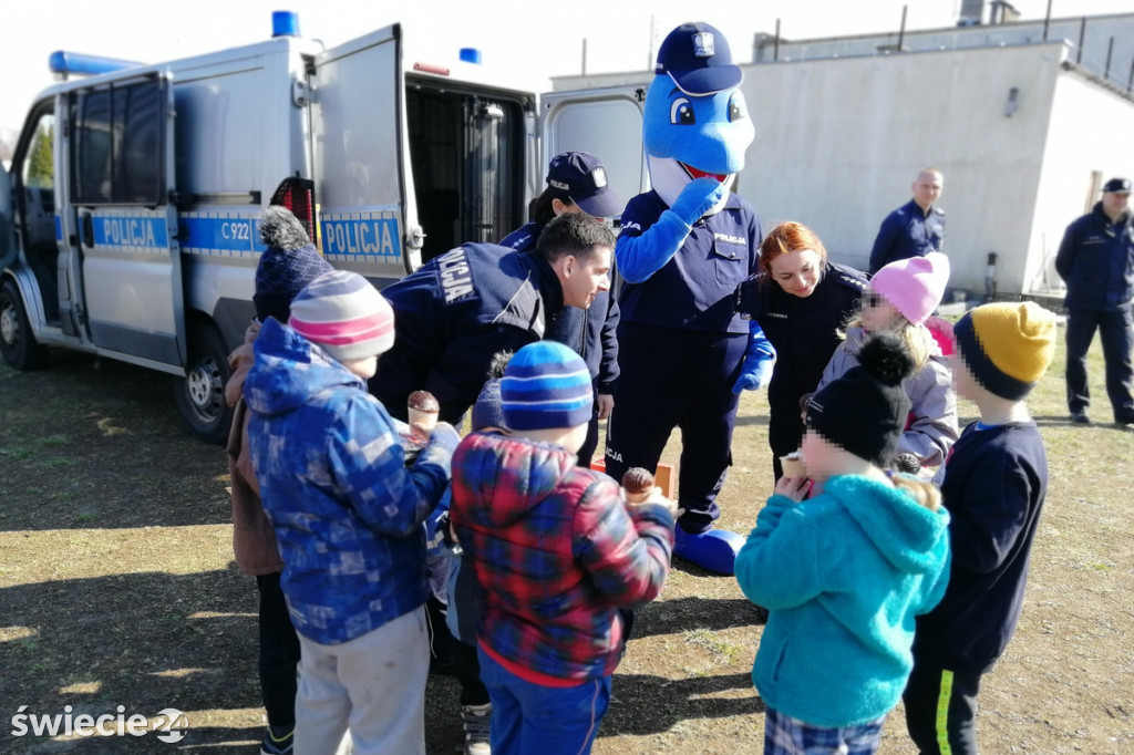 Świeccy policjanci przekazali dary dla uchodźców