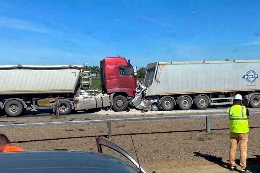 Bus zmiażdżony przez tiry. Nie żyją 4 osoby