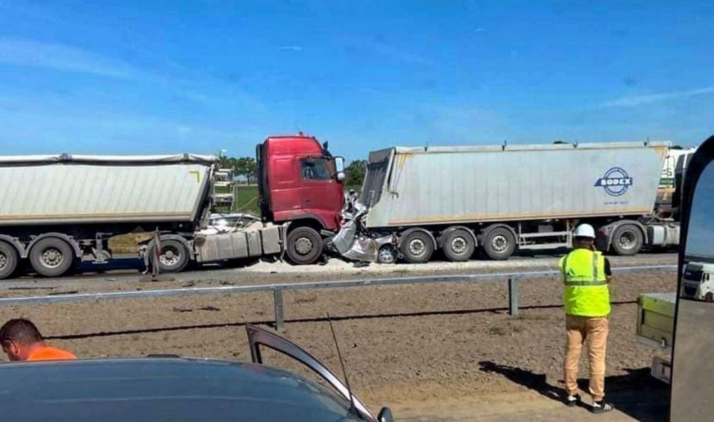 Bus zmiażdżony przez tiry. Nie żyją 4 osoby