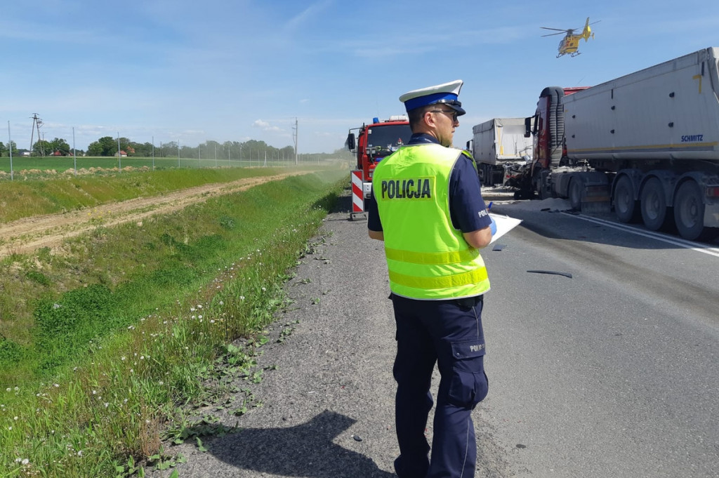 Bus zmiażdżony przez tiry. Nie żyją 4 osoby