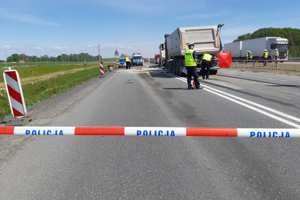 Bus zmiażdżony przez tiry. Nie żyją 4 osoby