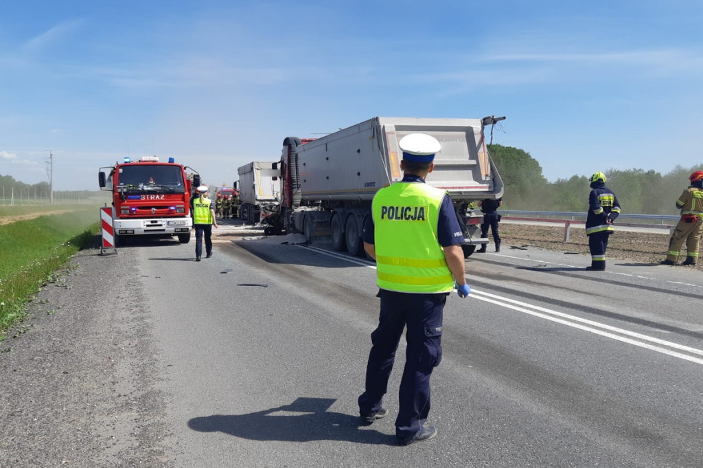 Bus zmiażdżony przez tiry. Nie żyją 4 osoby