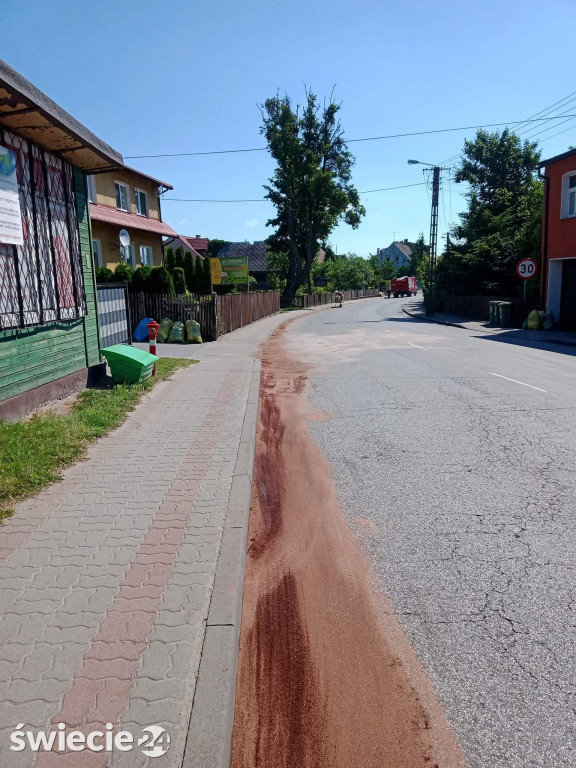 Paliwo z ciężarówki lało się na jezdnię
