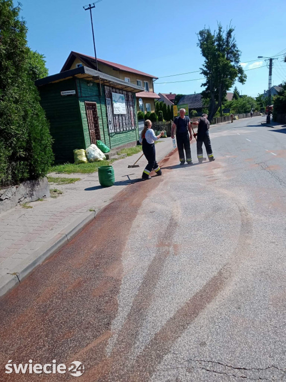 Paliwo z ciężarówki lało się na jezdnię