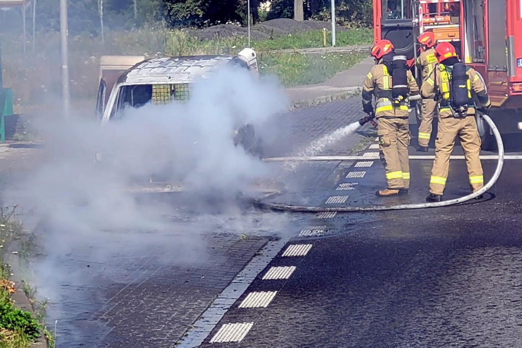 Samochód spłonął doszczętnie. Strażacy mogli tylko dogasić