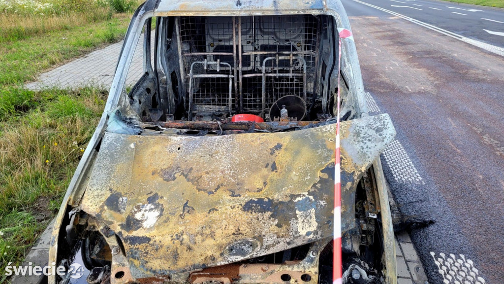 Samochód spłonął doszczętnie. Strażacy mogli tylko dogasić