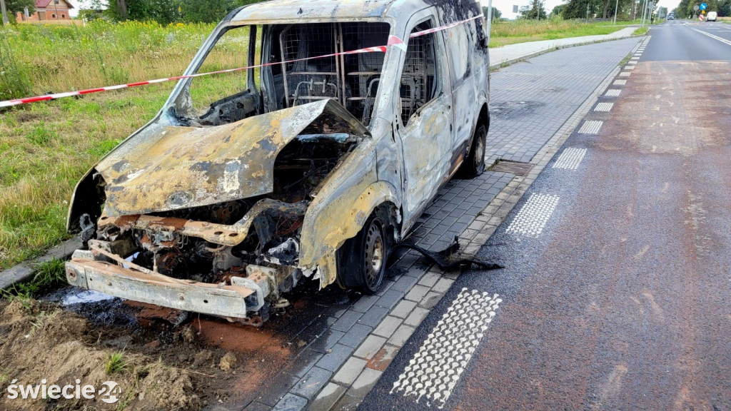 Samochód spłonął doszczętnie. Strażacy mogli tylko dogasić