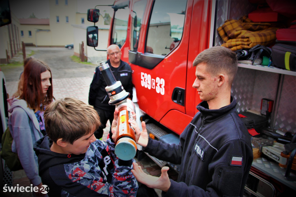 Dzieci z domu dziecka z wizytą u strażaków