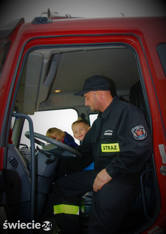 Dzieci z domu dziecka z wizytą u strażaków