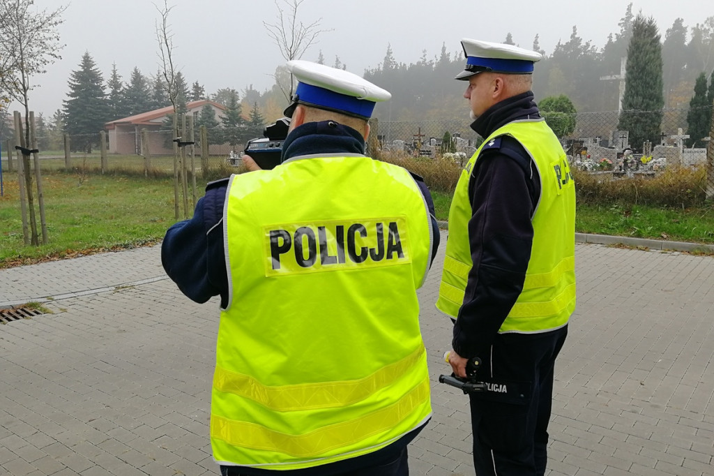 Policyjna akcja przy cementarzach