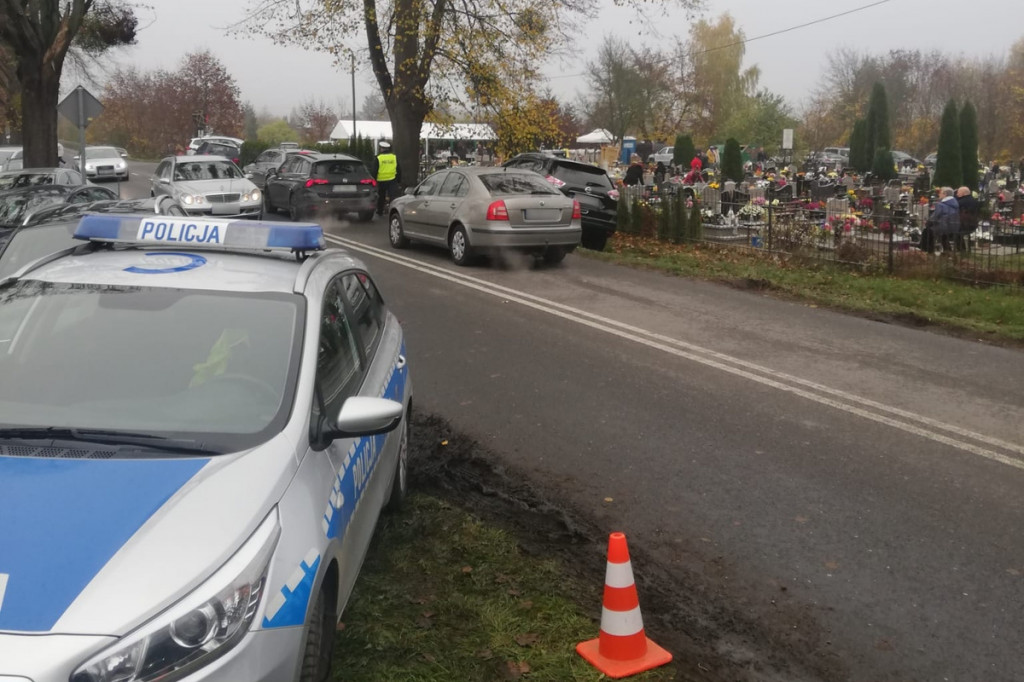 Policyjna akcja przy cementarzach