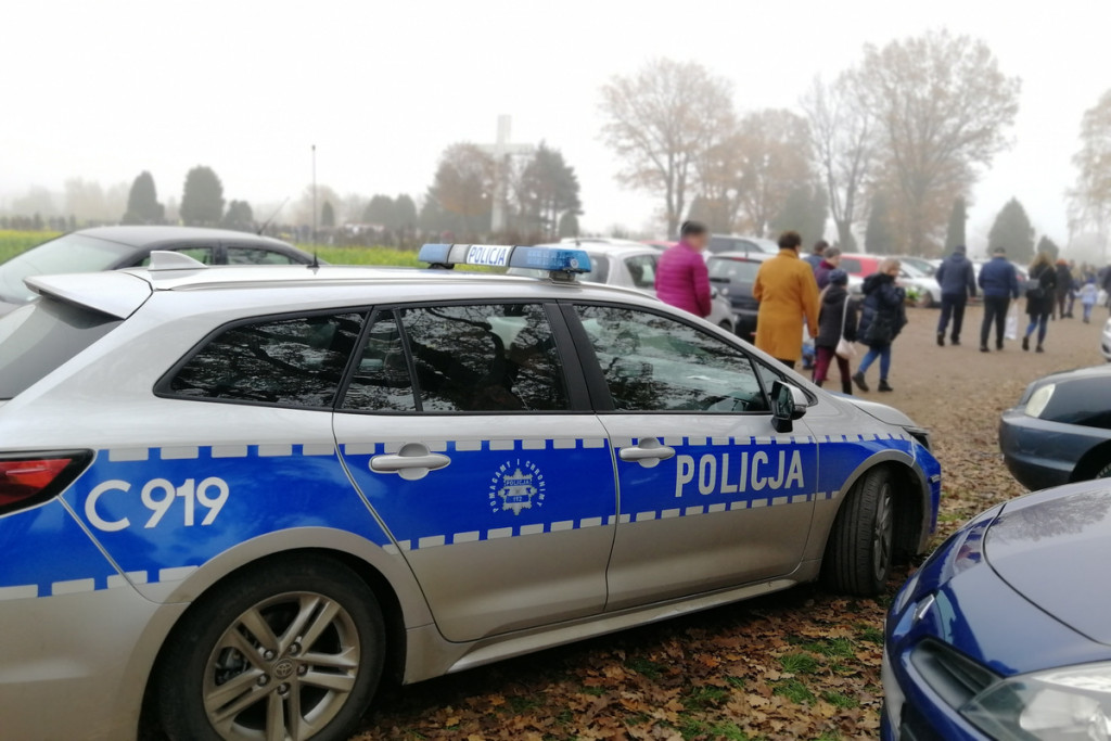 Policyjna akcja przy cementarzach