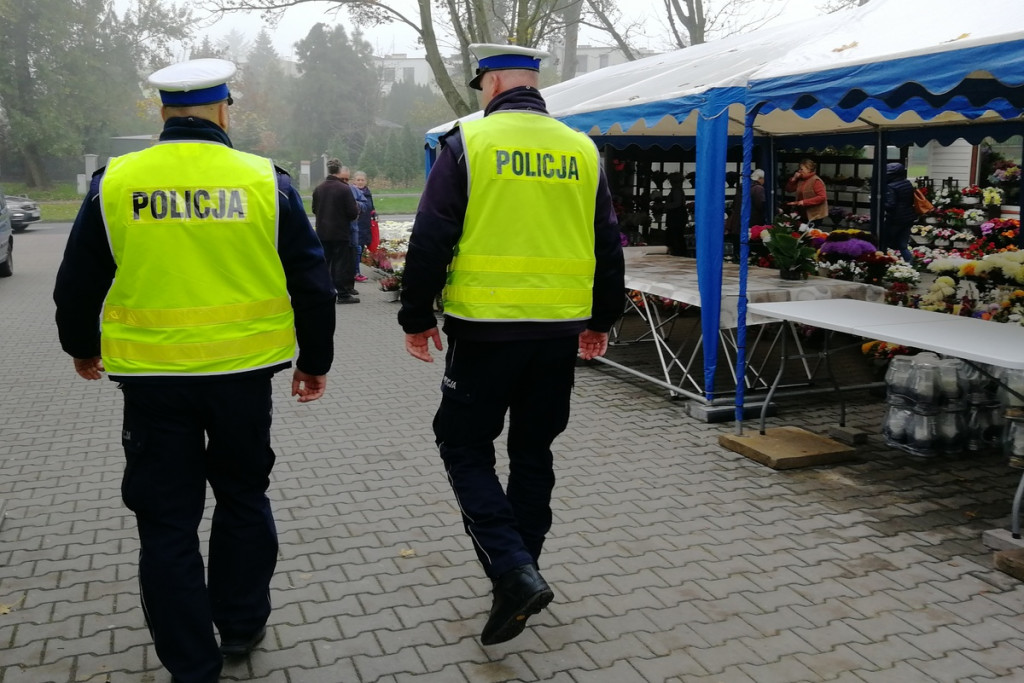 Policyjna akcja przy cementarzach