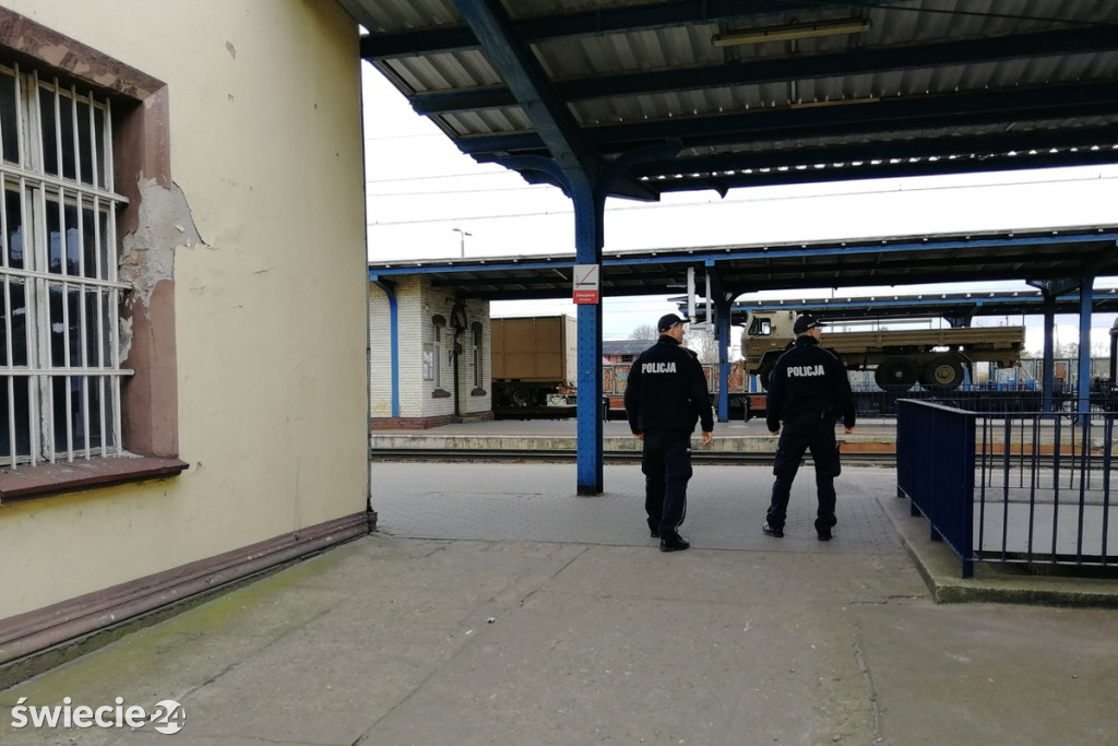 Policja sprawdza pustostany, dworce i parki
