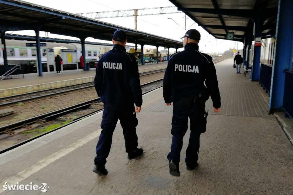 Policja sprawdza pustostany, dworce i parki