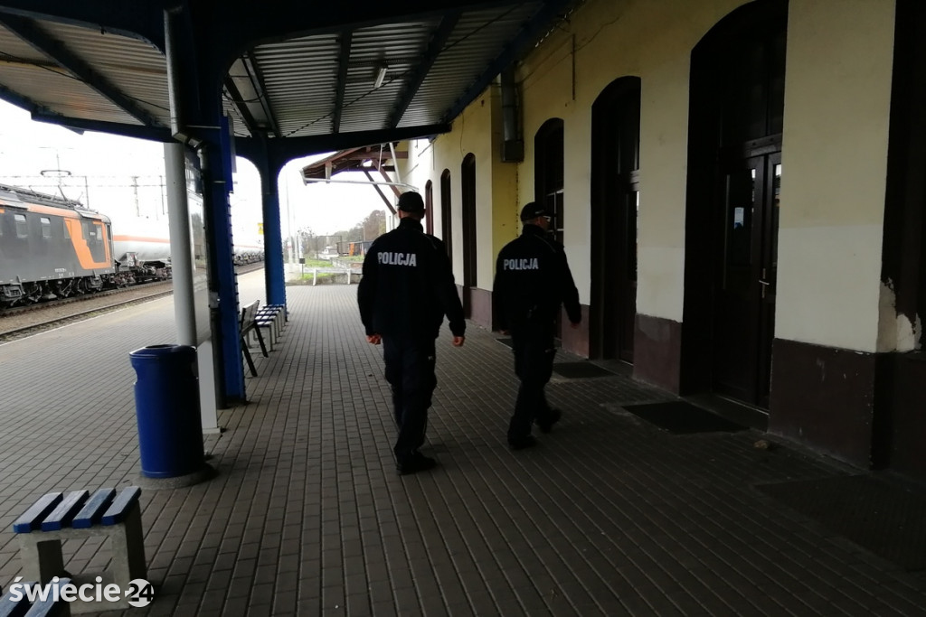 Policja sprawdza pustostany, dworce i parki